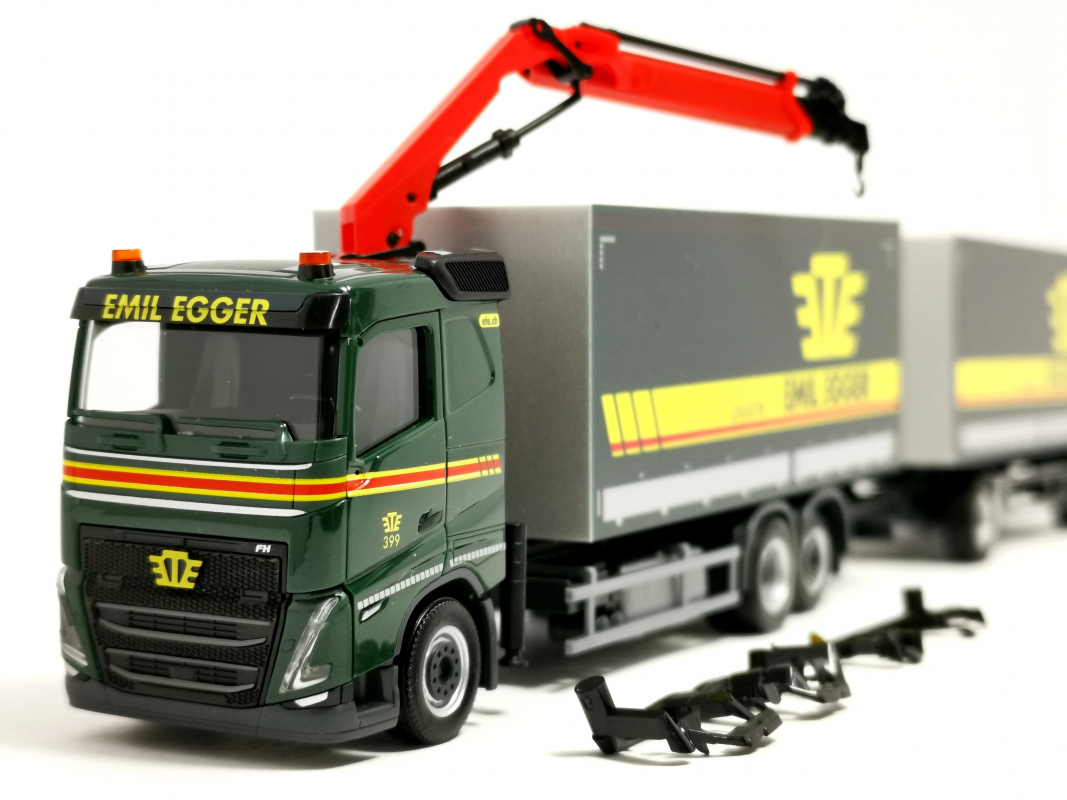 320504 Volvo FH 2020 Flachdach Planen-Hängerzug mit Kran "Emil Egger" (CH) Herpa