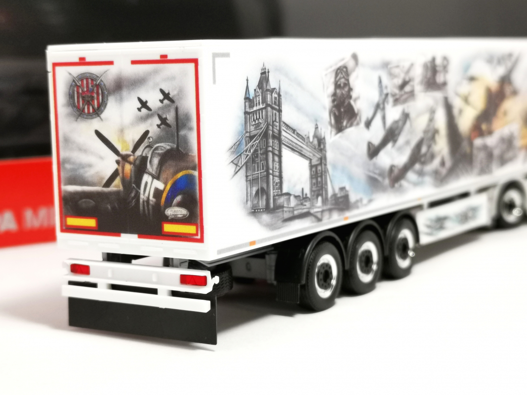 320962 Scania CR 20 HD Schubboden-Sattelzug "Repinski/Squadron 303" (PL) Herpa