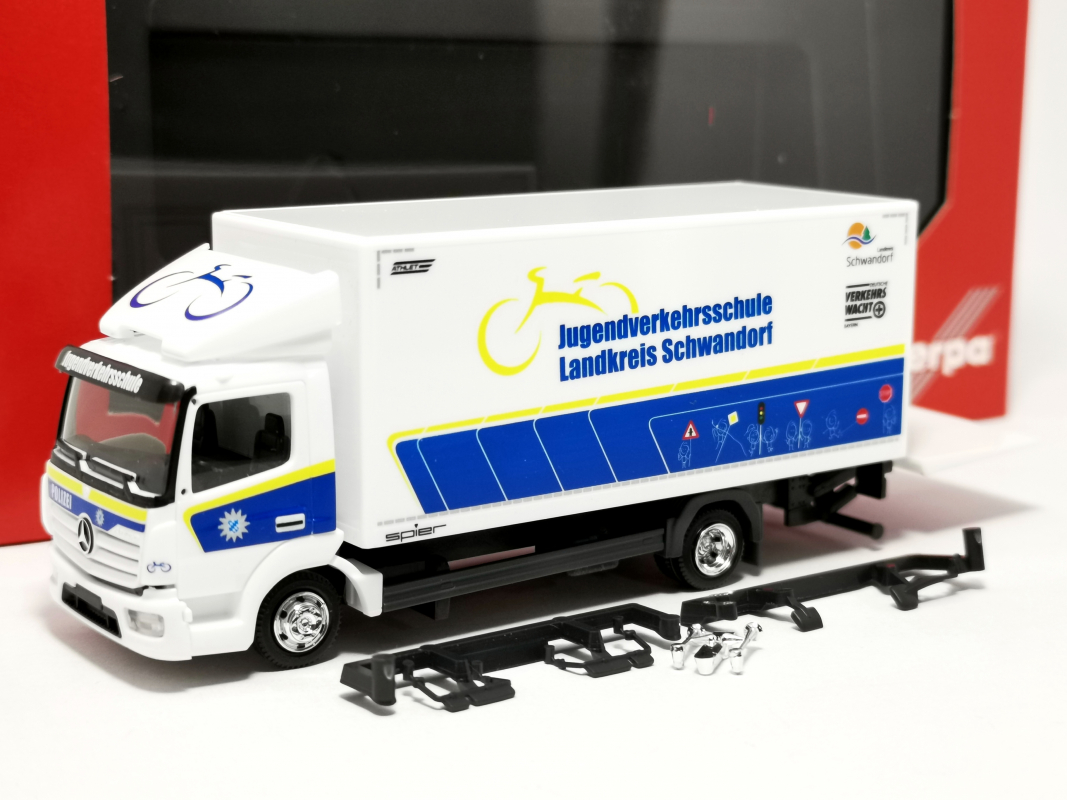 098915 Mb Atego '13 Koffer-LKW "Jugendverkehrsschule Landkreis Schwandorf" Herpa