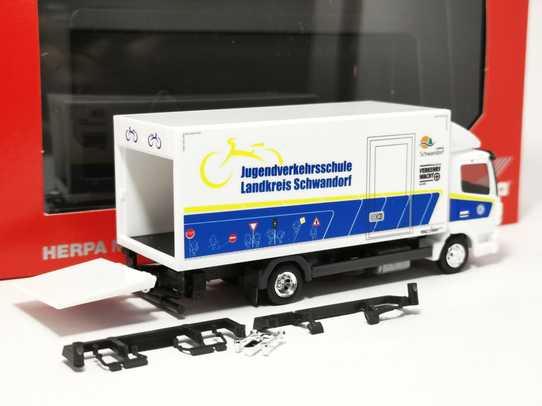 098915 Mb Atego '13 Koffer-LKW "Jugendverkehrsschule Landkreis Schwandorf" Herpa