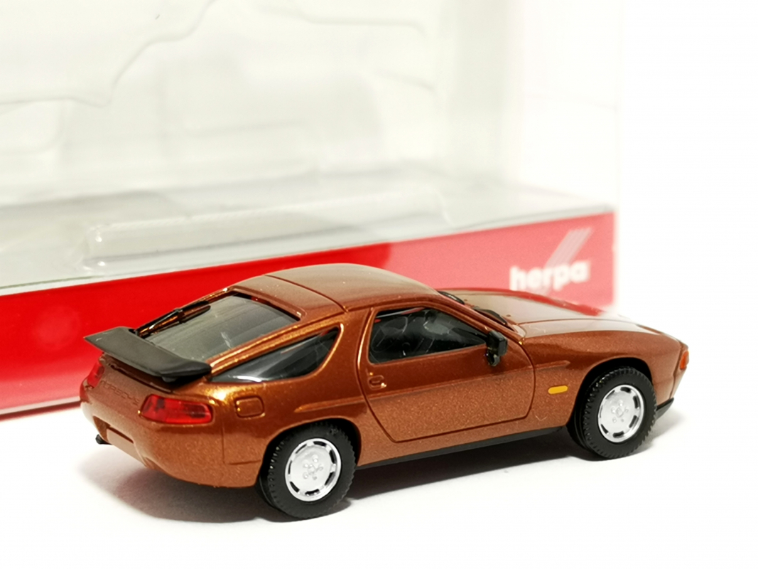 033589-002 Porsche 928 S4, cognacbraun metallic Herpa