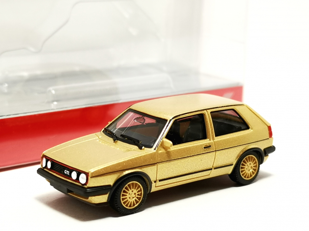 430838-006 Volkswagen (VW) Golf GTI, goldmetallic Herpa