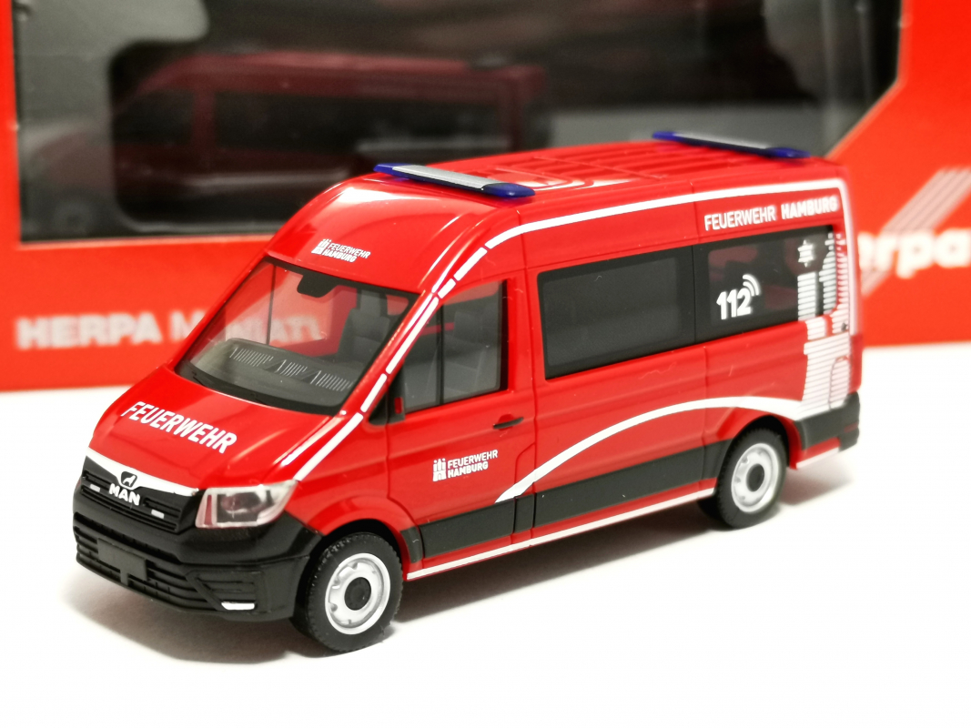 099325 MAN TGE Bus Hochdach "Feuerwehr Hamburg" Herpa