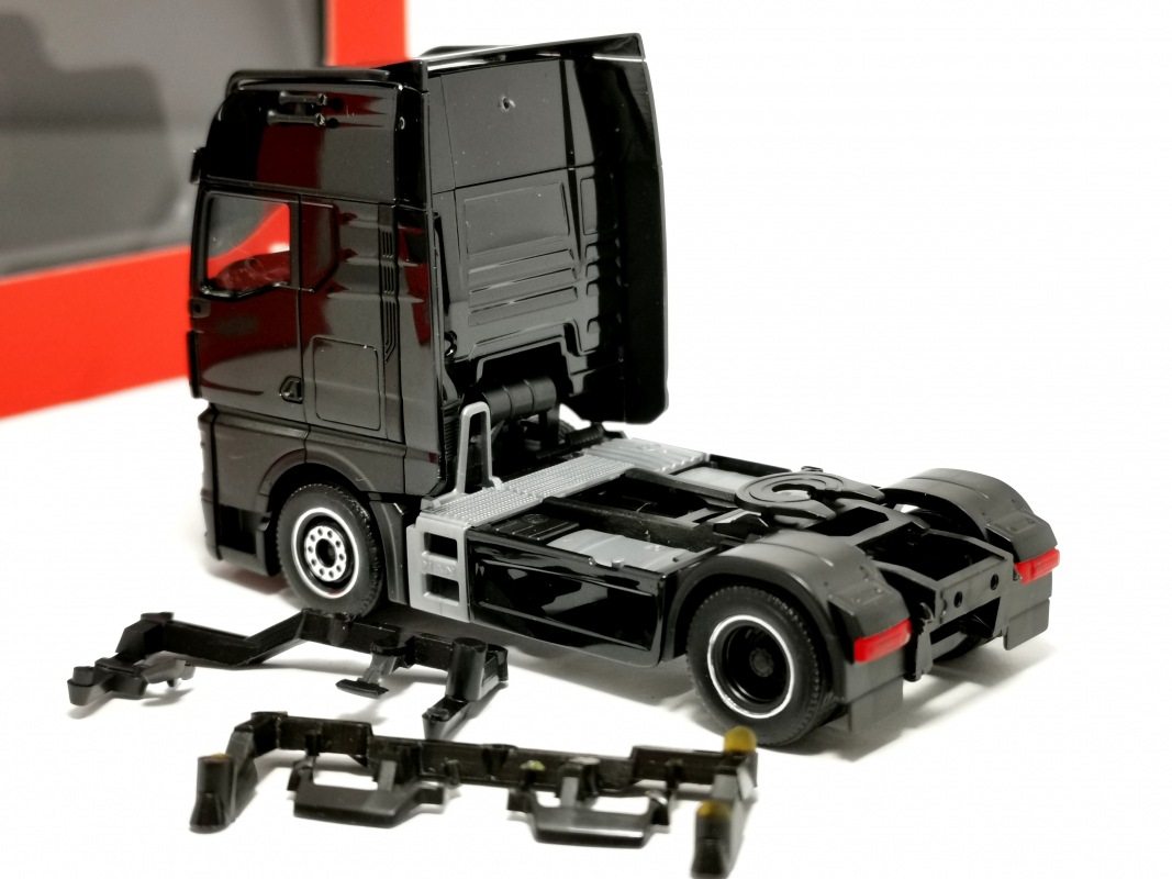 313711-005 MAN TGX GX Individual Zugmaschine 2achs, schwarz Herpa