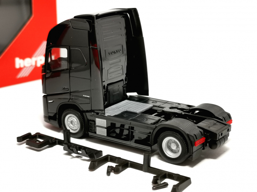 321426 Volvo FH Aero GL XL Electric Zugmaschine 2achs, schwarz Herpa