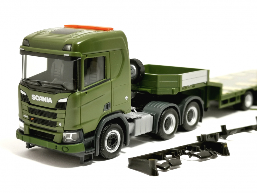 747332 Scania CR 20 Niedrigdach Semitieflade-Sattelzug "Tschechische Armee" Herpa