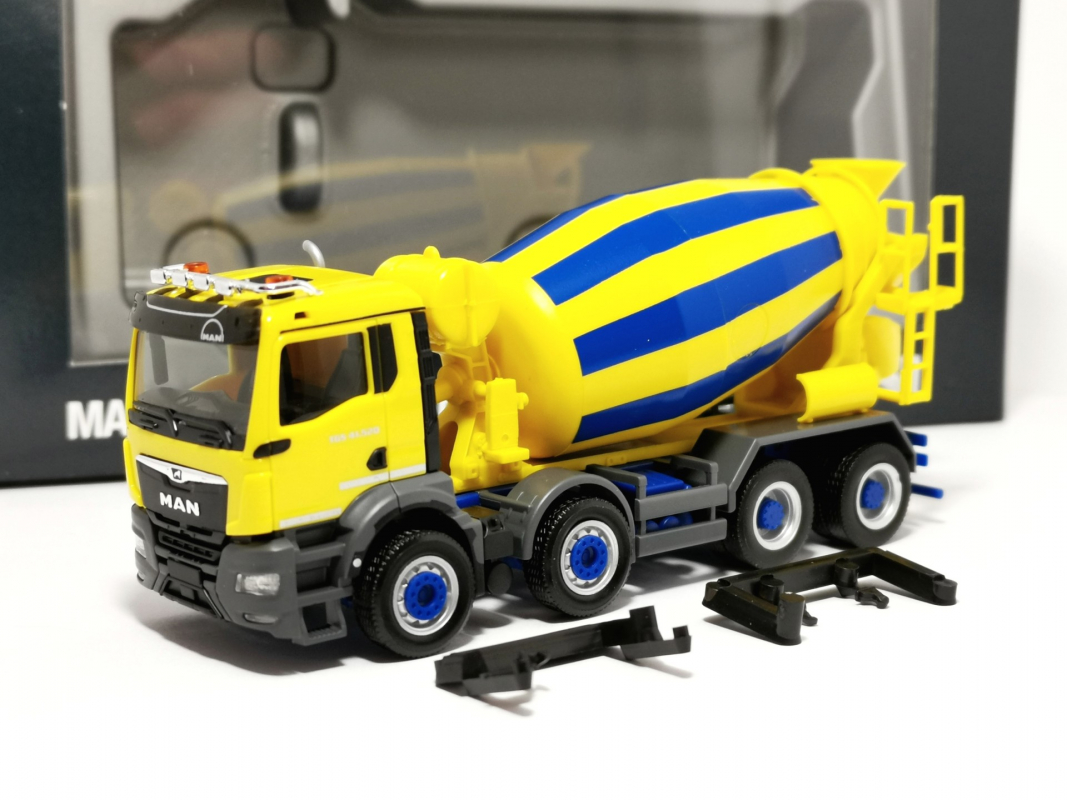 954501 MAN TGS NN mit Kameras Betonmischer gelb/blau Herpa